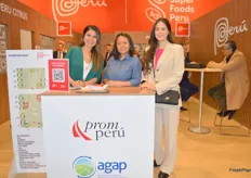 El equipo de PromPerú que se encargó de atender a las empresas en el stand, Mónica Arios, Isabel Collazos y su colega Jennifer Schwarten.